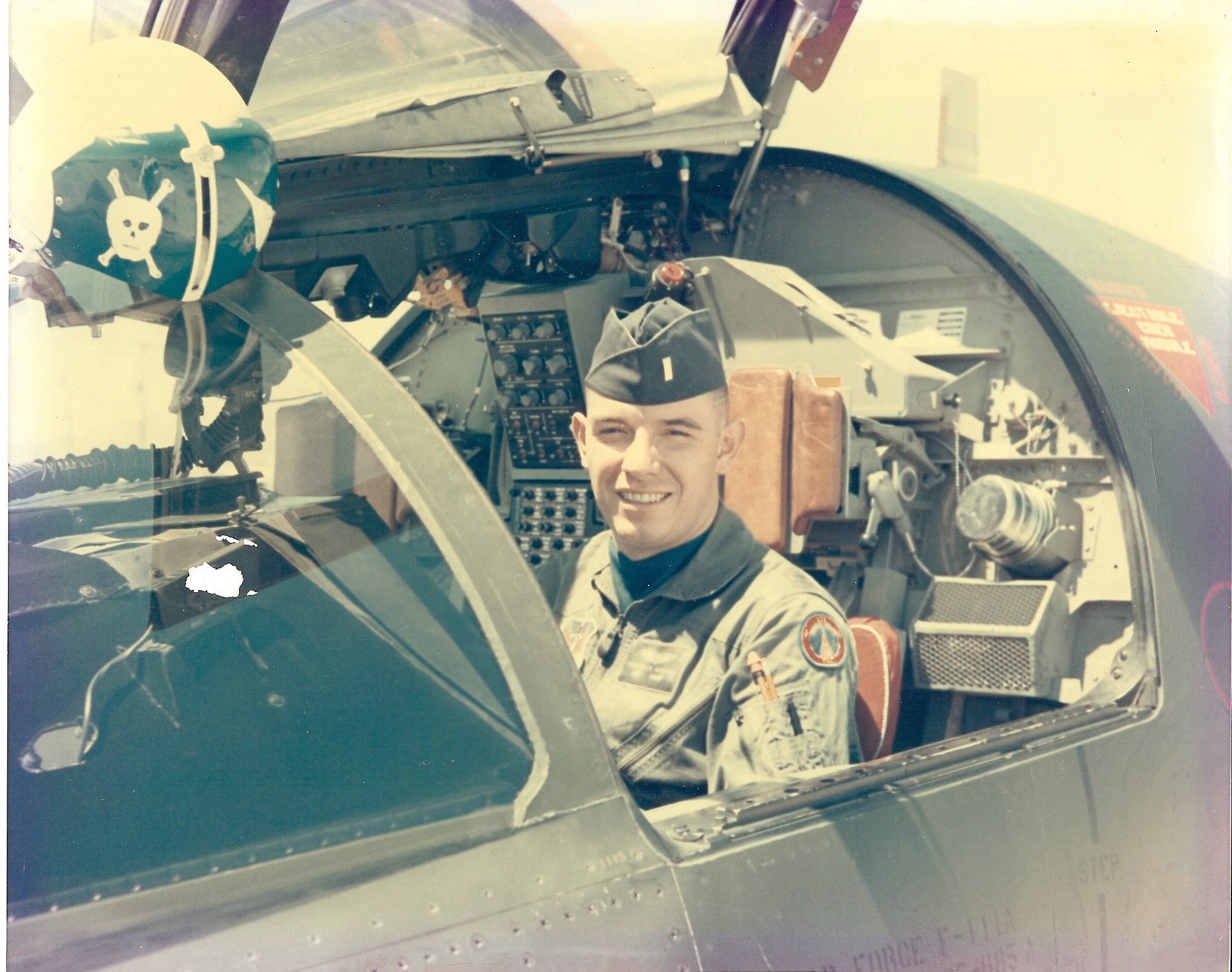 http://www.warbirdsnews.com/wp-content/uploads/2013/06/Arnie-Franklin-F-111.jpg