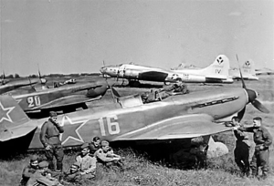 USAAF B-17 Flying Várak és szovjet légierő Jakovlev Jak-9-harcosok megosztani egy repülőteret, mint aircrews csere történeteket 1944-ben.