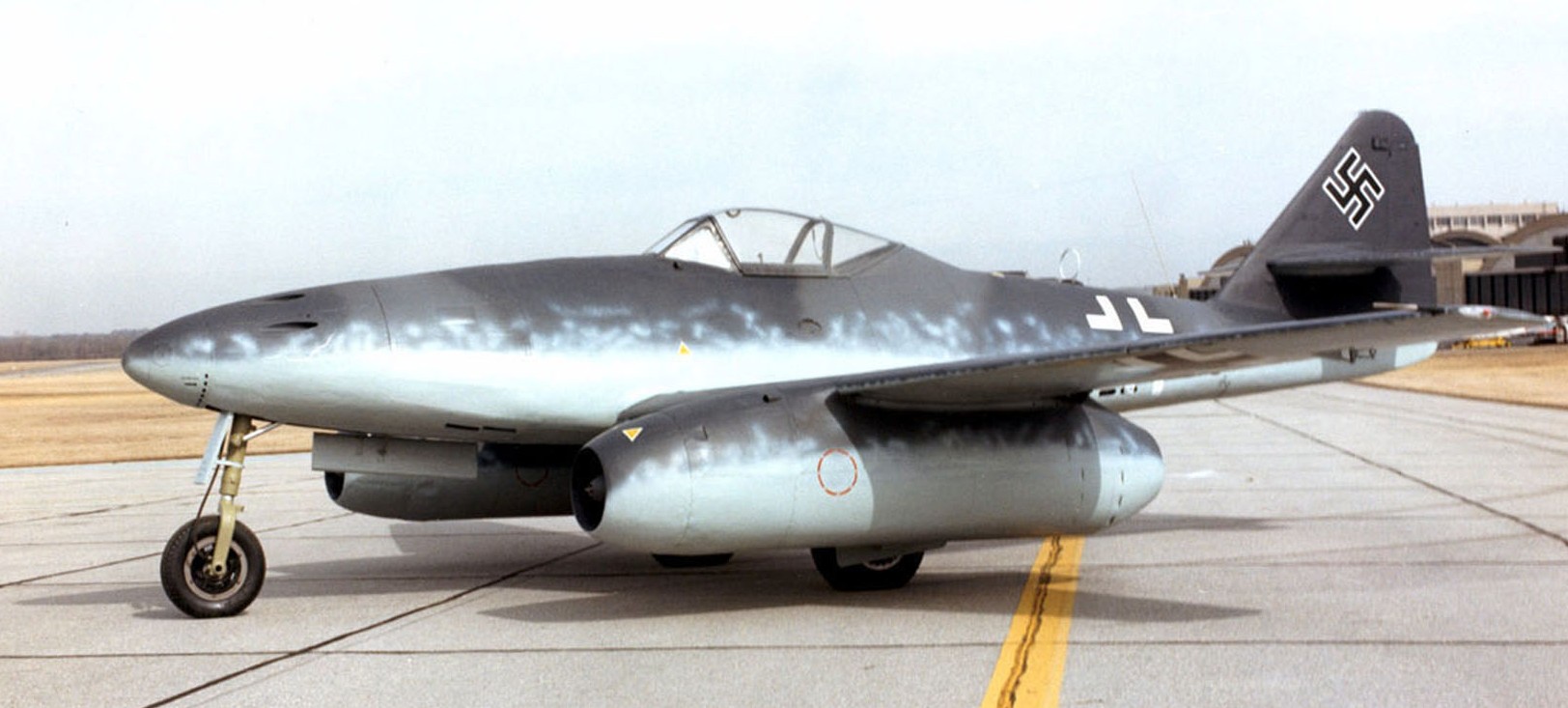 Messerschmitt_Me_262A_at_the_National_Museum_of_the_USAF-e1427480874975.jpg